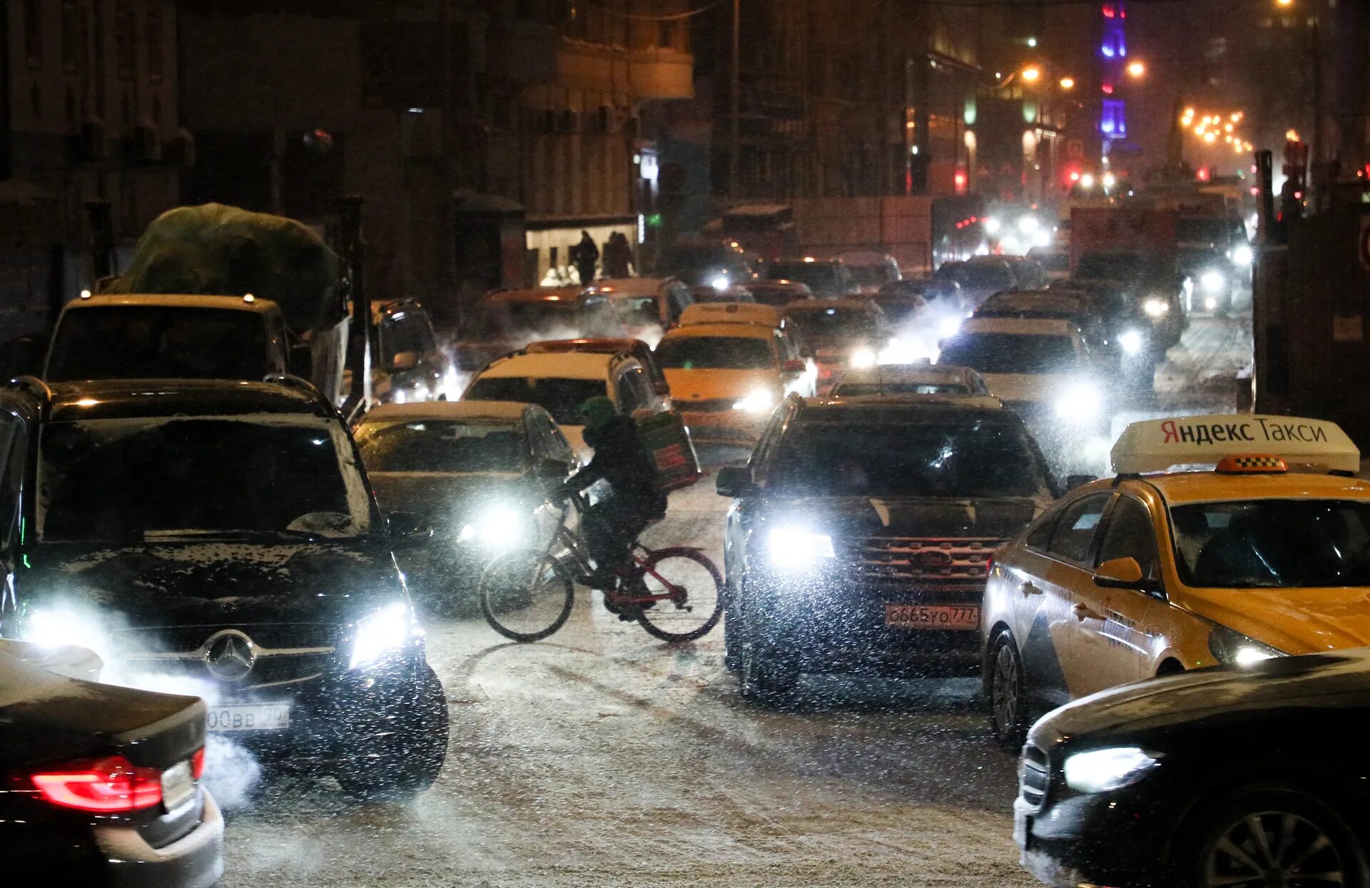 Почему сегодня пробки в москве сейчас. Пробки в Москве. Пробка на дороге. Московские пробки. Пробки в Москве сейчас.