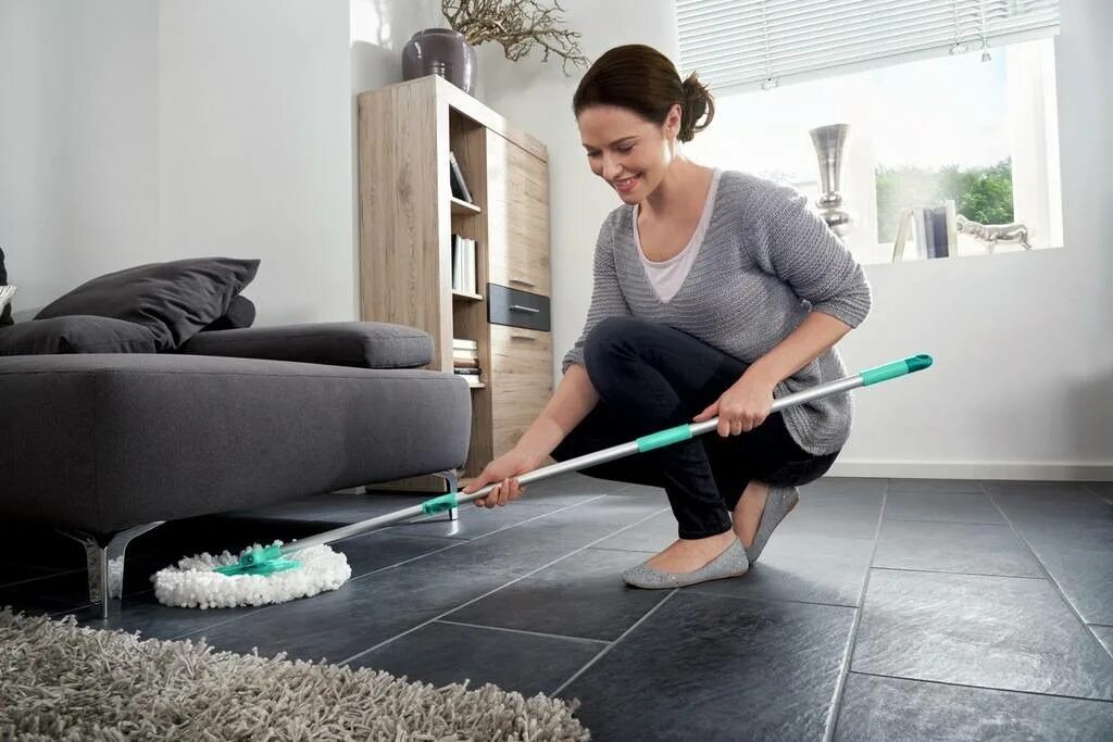 Мыть полы в доме бывшего. Leifheit combi clean. моющая швабра. швабра для мытья пола. убираться в доме.