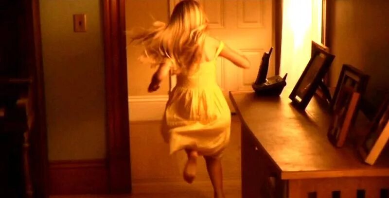 Сбежал из дома. Девушка бежит в платье. Девушка убегает из дома. Подросток убегает из дома. Счастье в деревне.