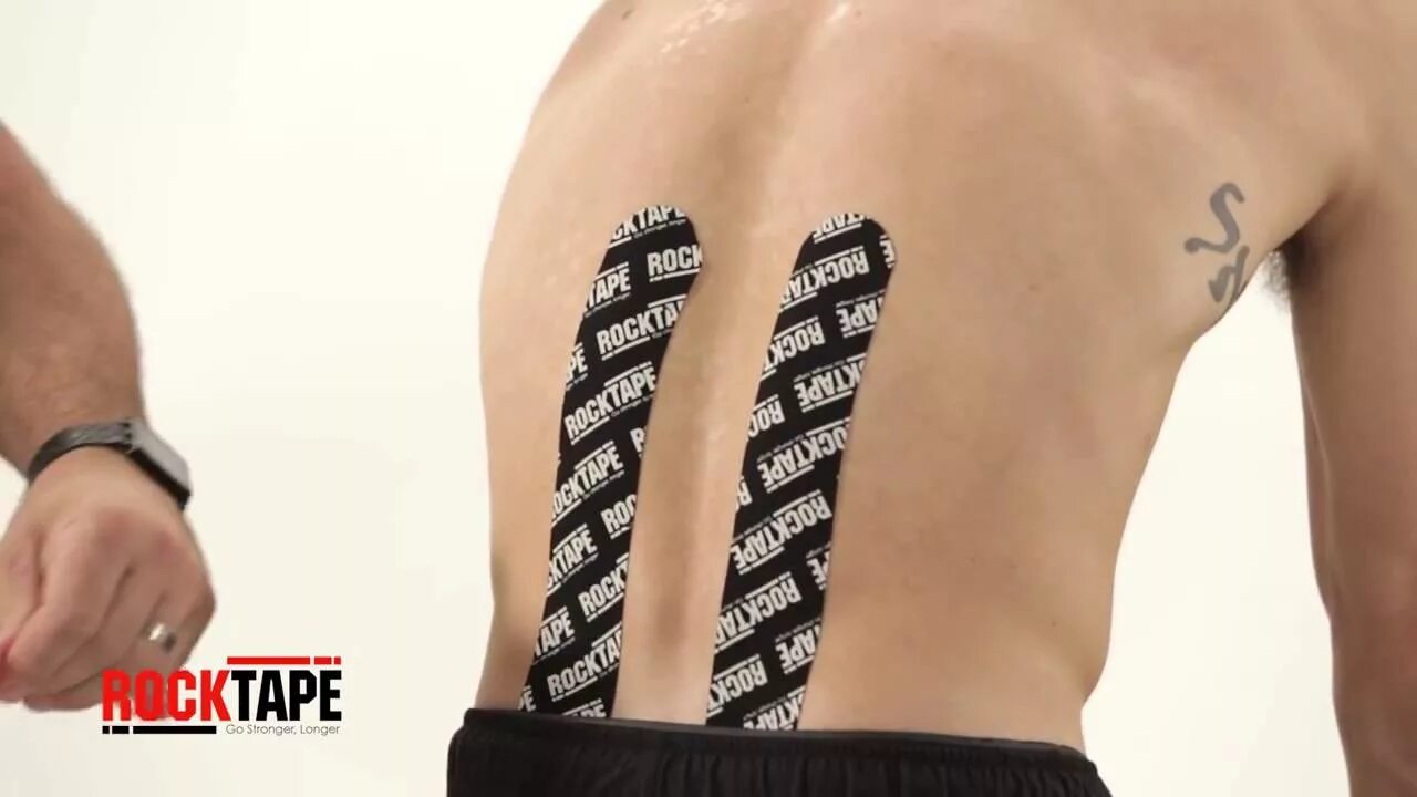 Как правильно наклеить тейп на поясницу. Тейпы rocktape на поясницу. rocktape поясничный отдел. тейпирования пояснице рок тэйп. тейп на 12 позвонок.