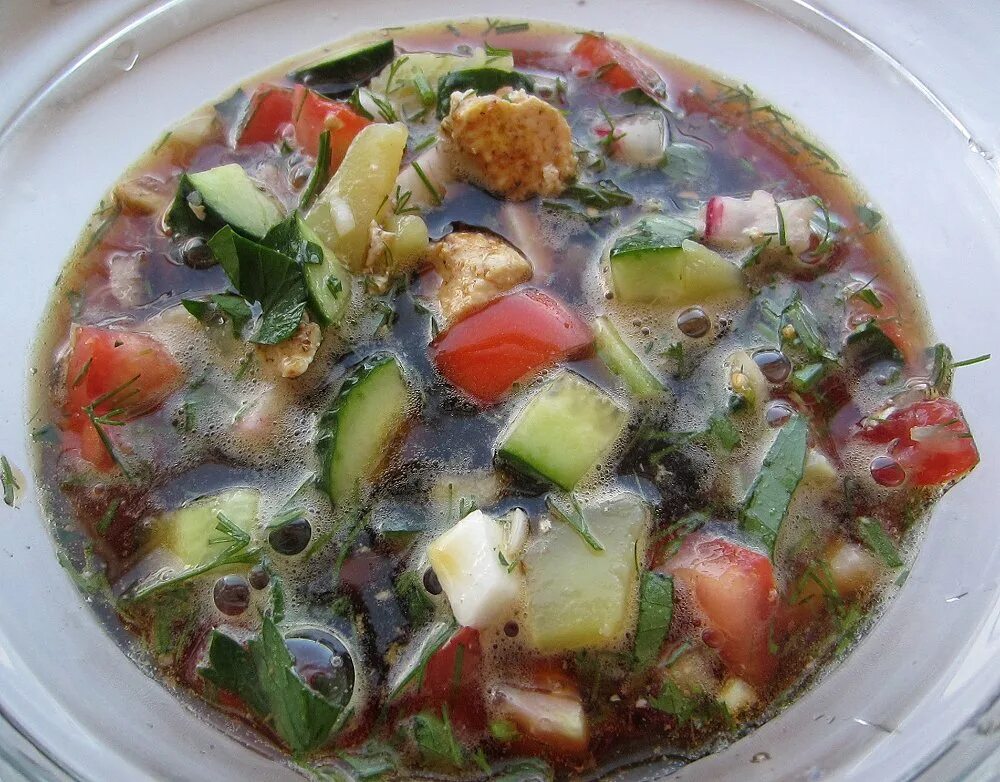 Окрошка с куриным филе. Окрошка с курицей. окрошка с помидорами. рыбная окрошка. окрошка с рыбой.