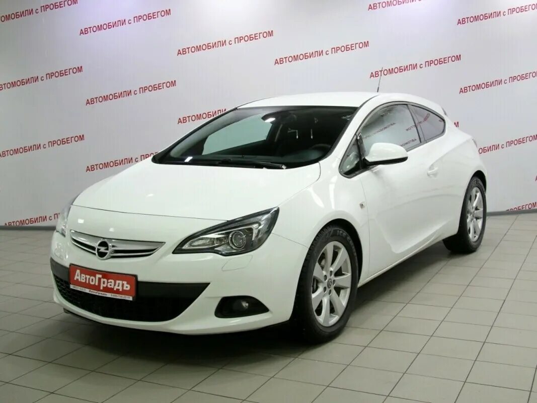 Купить опель новосибирск. Opel Astra 2013 хэтчбек белая. Опель Оптима 2012 года.