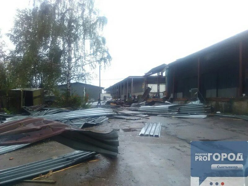 Торнадо сыктывкаре. Ураган в сыктывкаре. Торнадо сыктывкаре. Смерч в сыктывкаре. Кладбище човью.