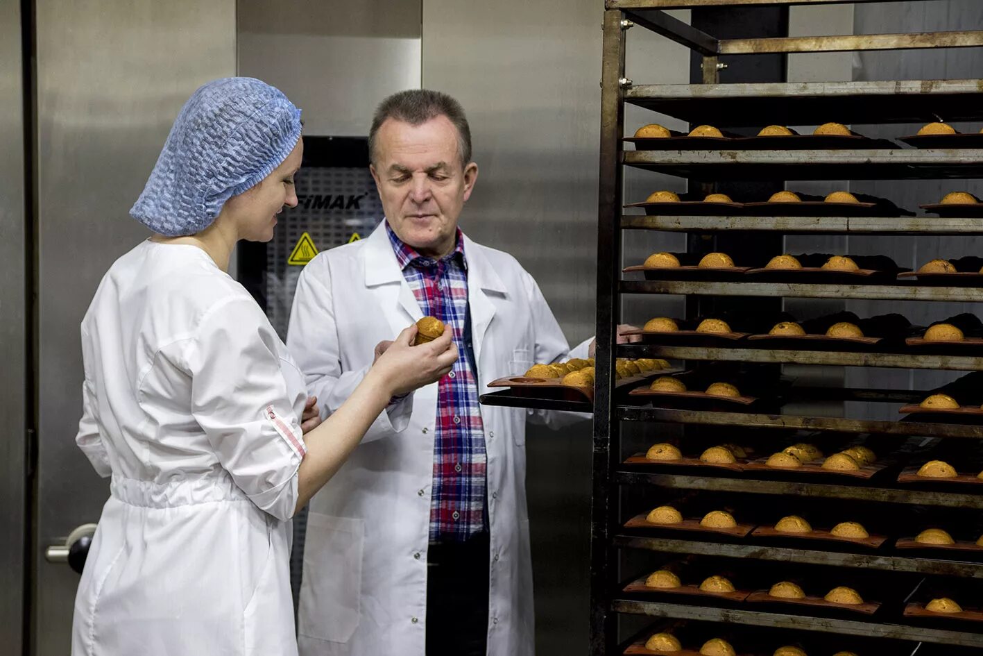 пекарь хлебобулочных изделий. выпечка хлеба на хлебозаводе. сотрудники пекарни. продавщица в булочной. хлебопекарня традиция нижний новгород.