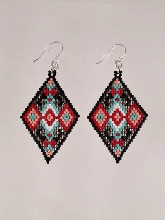 Серьги из стекляруса ромбы. Серьги ромбы из бисера. Бисер серьги. Плетение из бисера серьги. Серьги ромбы из бисера.