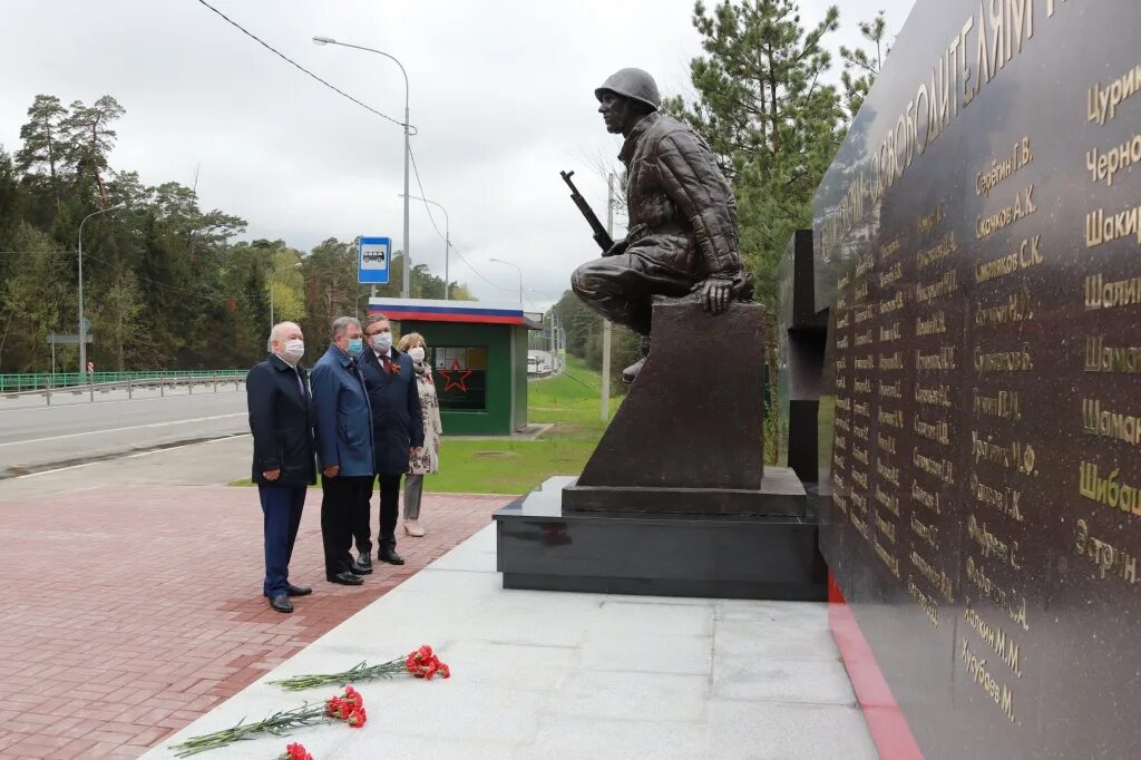 памятники вов в калуге. деревня барсуки памятник. калужская область барятинский район зайцева гора. калужский мемориал. калужский мемориал.