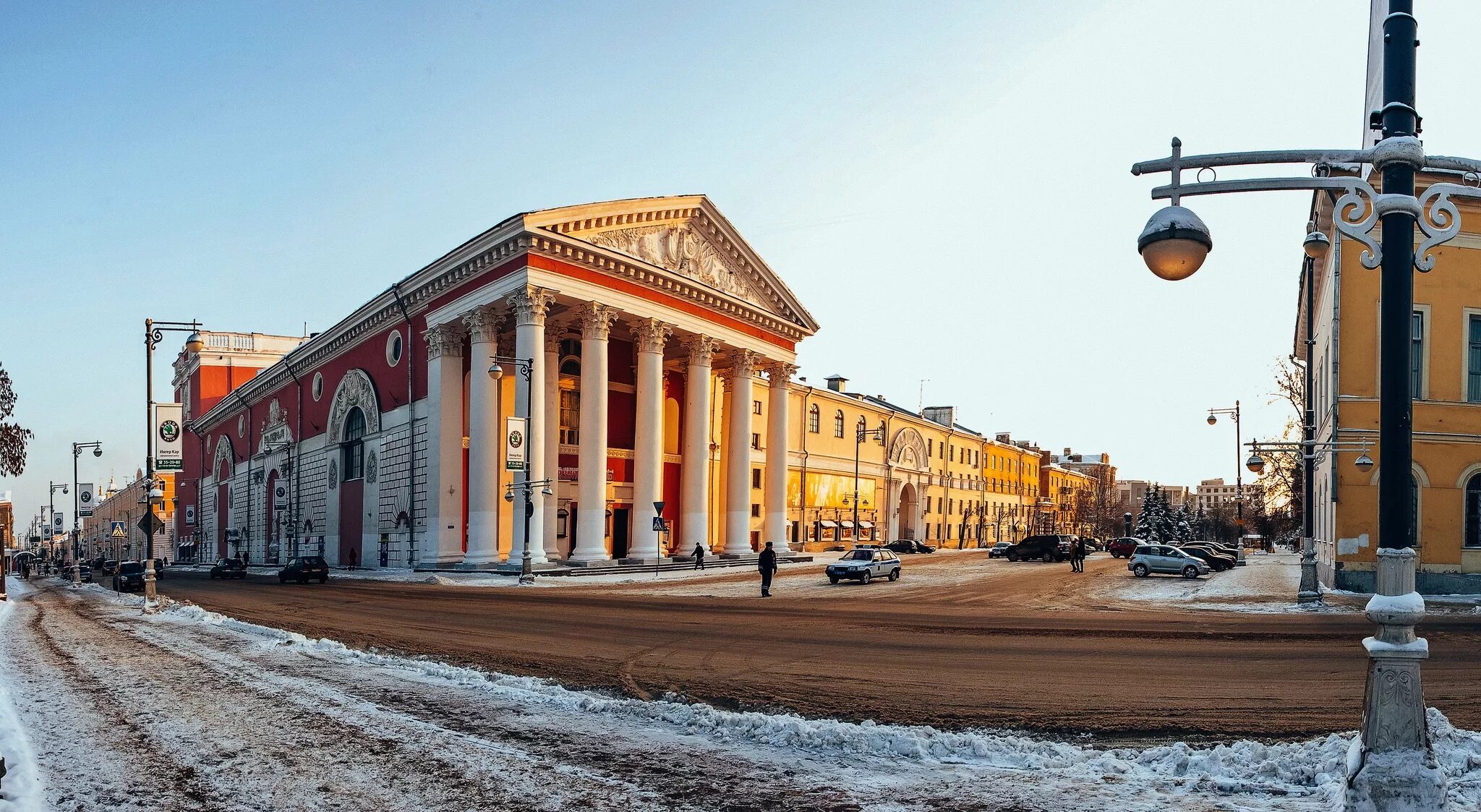 Сквер на театральной площади. Ремонт дорог. Театральная площадь тверь. Бюст пушкина тверь театральная площадь. Памятники бюст пушкину в твери.