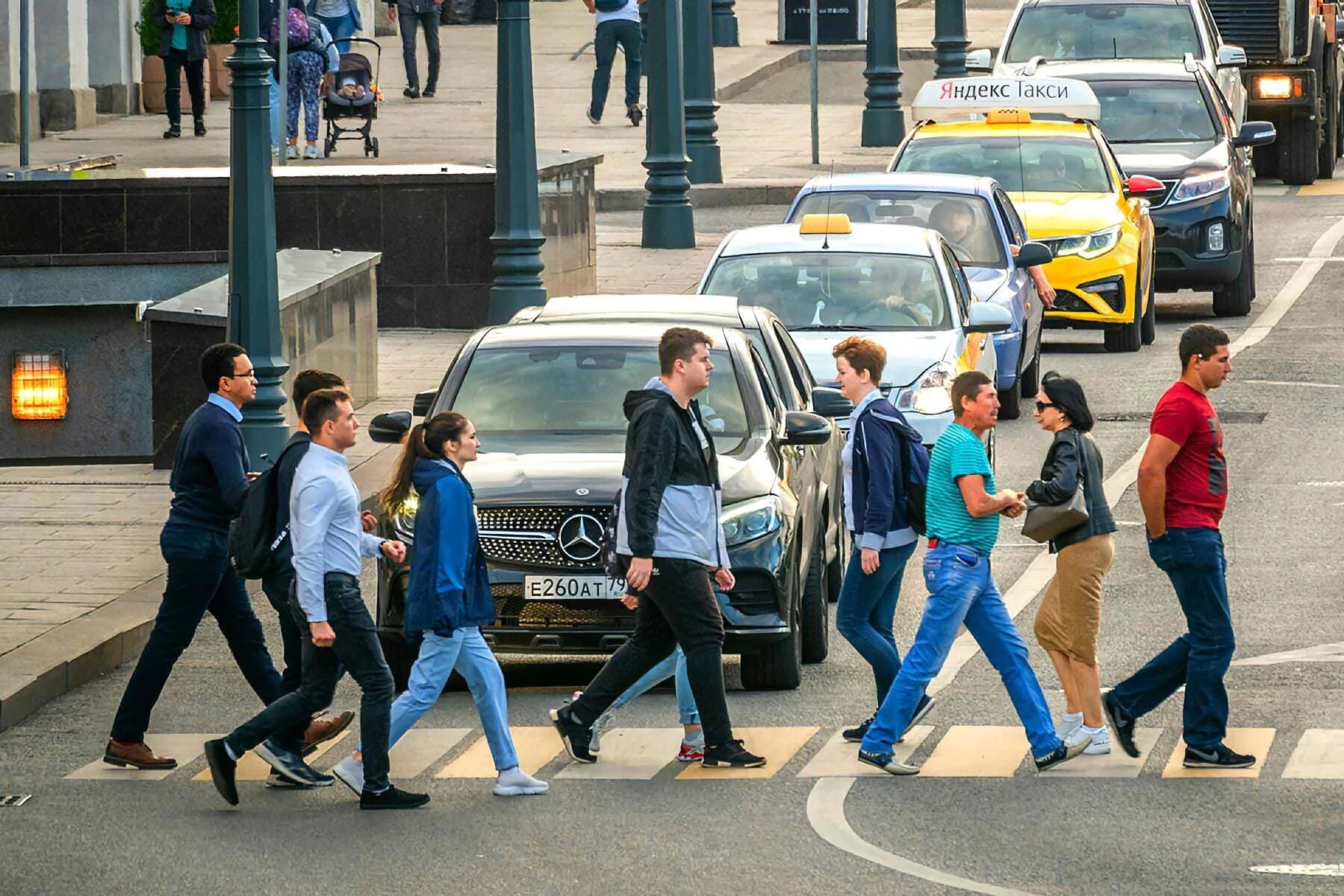 Люди на пешеходном переходе. Человек переходит дорогу. Человек на дороге. Пешеходный переход люди и машины.