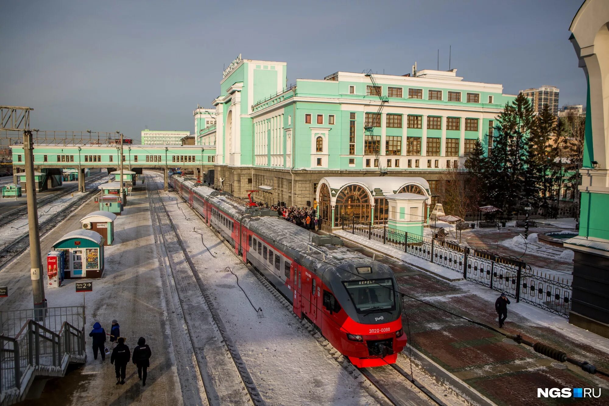 Есть ли поезд новосибирск. Железнодорожный вокзал Новосибирск. РЖД Новосибирск главный. РЖД вокзал Новосибирск главный. Пригородный ЖД вокзал Новосибирск.