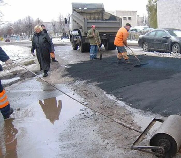 Как в того делают дороги. Кладут асфальт. Укладка асфальта. Как кладут асфальт. Положили асфальт.