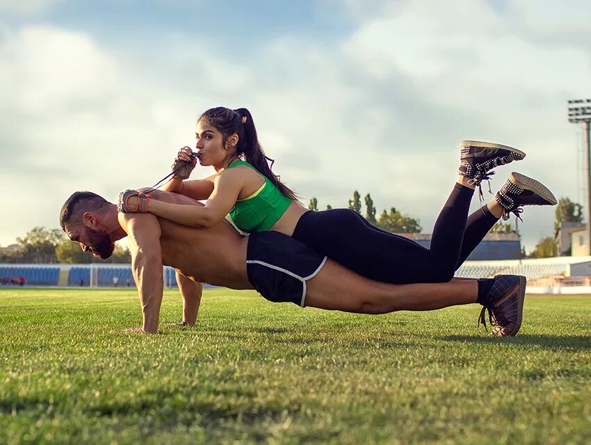 Pai фитнес. Спортивные пары. Спортивная фотосессия в паре. Спортивные люди. Занятие спортом вместе.