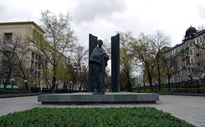 сретенский бульвар, памятник н. памятник на сретенском бульваре. памятник надежде крупской на сретенском бульваре. крупской. памятник крупской на сретенском бульваре в москве.