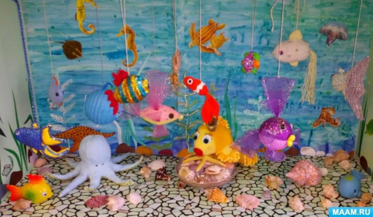 Подводный мир средней группе. Сухой аквариум в детском саду. Подводный мир в детском саду. Макет морские обитатели в детском саду. Аквариумные рыбки в детском саду.