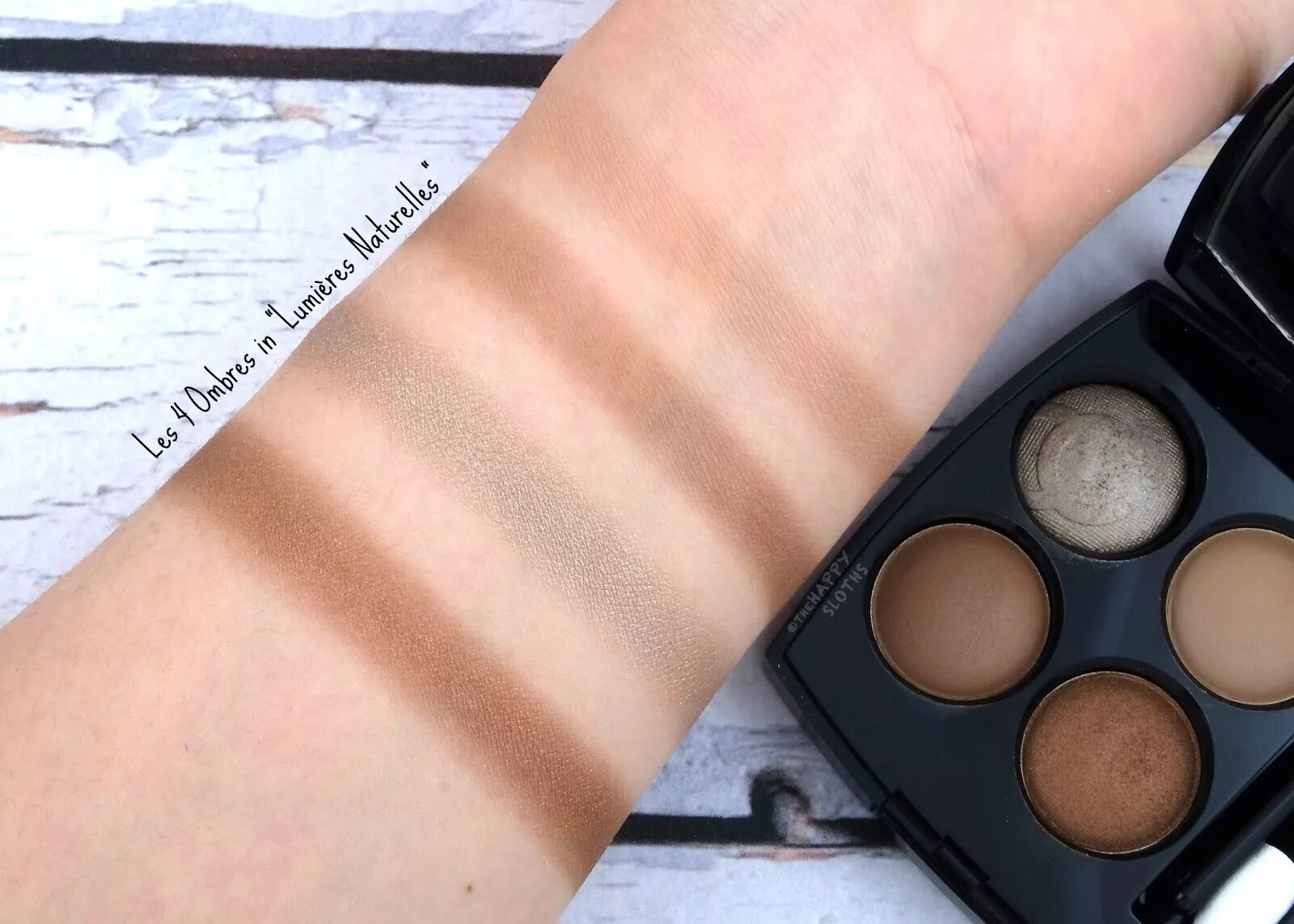 Отзывы свотчи. Свотчи тонального флюида cle de peau. Chanel les beiges тени для век. Shiseido visionary gel свотчи 212. Cle de peau beaute оттенки тонального.