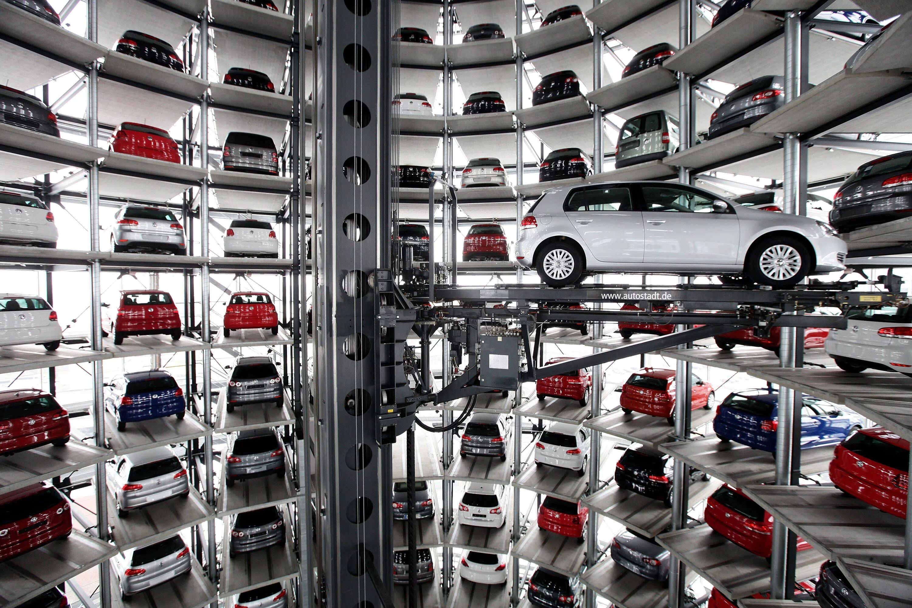 многоуровневая парковка. где хранят машины. многоуровневая парковка. Robotic parking systems автоматизированная парковка. подъемник для машины в гараж.