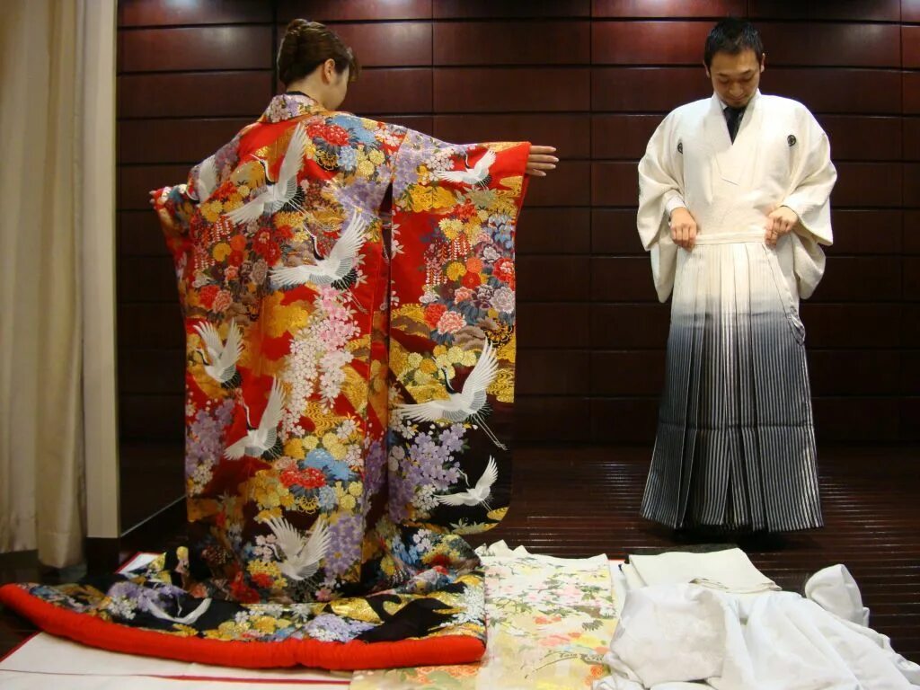 Бедная богатая япония. Мужское кимоно традиционной Японии. Фурисодэ кимоно. Национальная одежда Японии кимоно. Национальное кимоно Япония.
