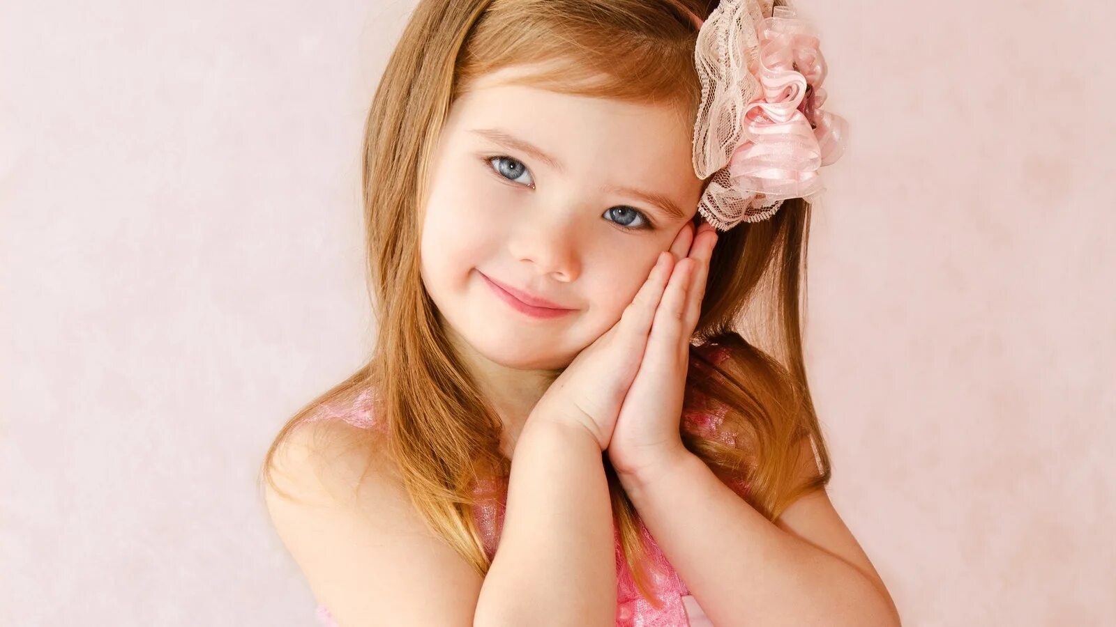 Бесплатное видео маленькие девочки. Ребенок девочка. Маленькие дети. Ребенок девочка. Детство светловолосая девочка.