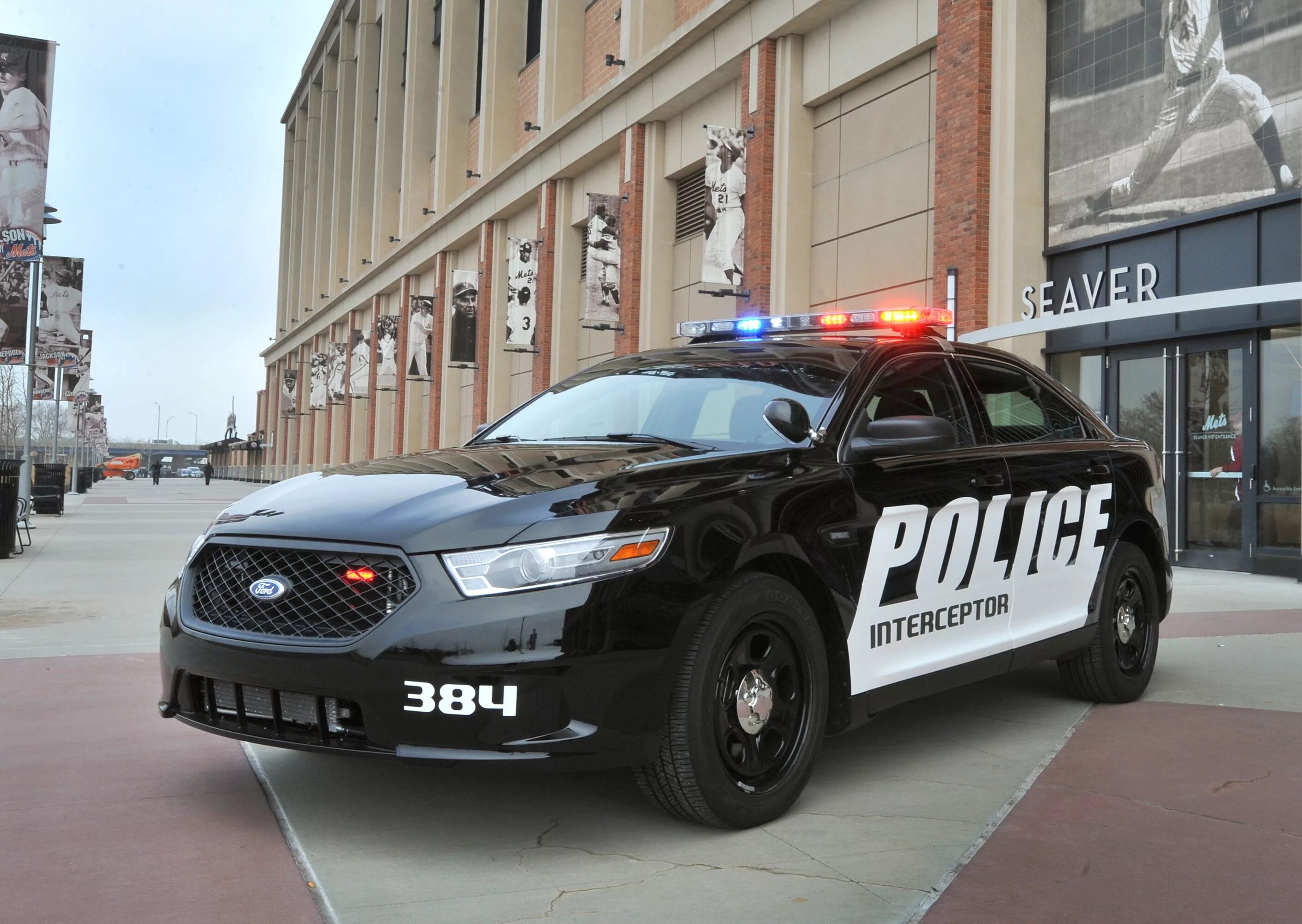 Полицейские машины в америке. Ford Taurus Police Interceptor 2012. Ford Police Interceptor sedan. Ford Police Interceptor Таурус. Ford Focus Police Interceptor.