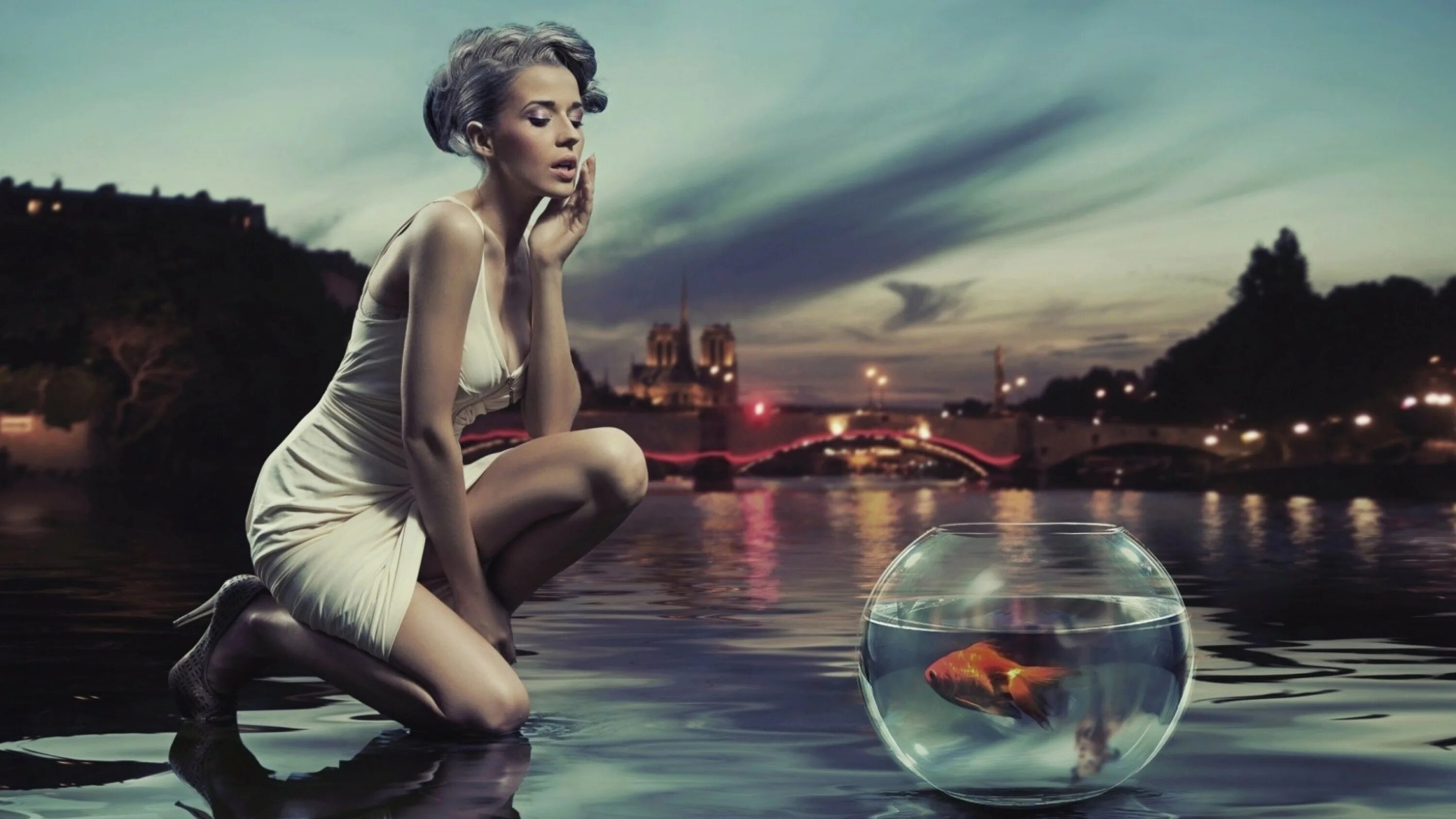 Песня в отражении воды. Девушка и Золотая рыбка. Золотая рыбка женщина. Фотосессия с аквариумом. Желание женщины.