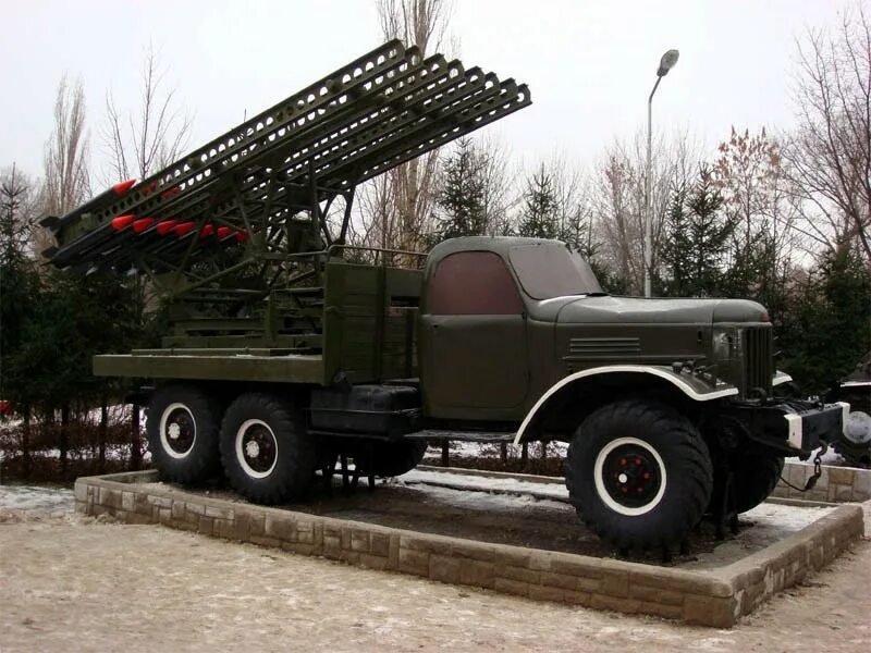 Машина бм-13 "катюша". Бм-13 катюша. Бм-13 катюша в бою. Катюша реактивная артиллерия. Завод им колющенко челябинск в годы вов.