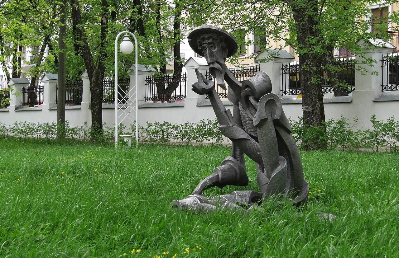 Дон баллон логотип. Памятники в губернаторском саду ярославль. Памятник дон кихоту ярославль. Дон ярославль. Музеон , памятник дон кихоту в москве.