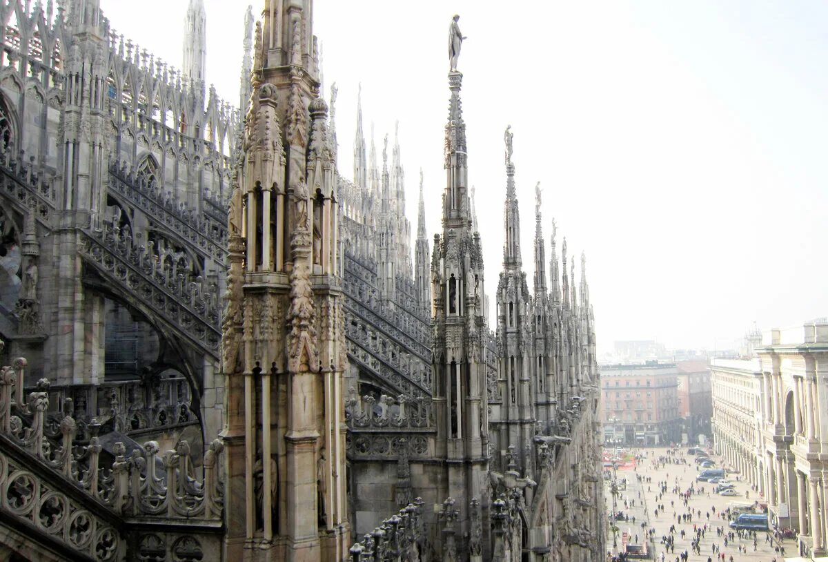 Миланский собор дуомо аркбутаны. А. Собор гауди в барселоне. Саграда де фамилия стройка. Собор саграда фамилия 2020.