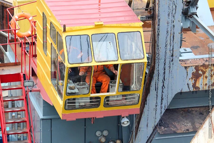 башенный кран бксм. кабина башенного крана. крановщик башенного крана. 4. машинист крана (крановщик мостового крана).