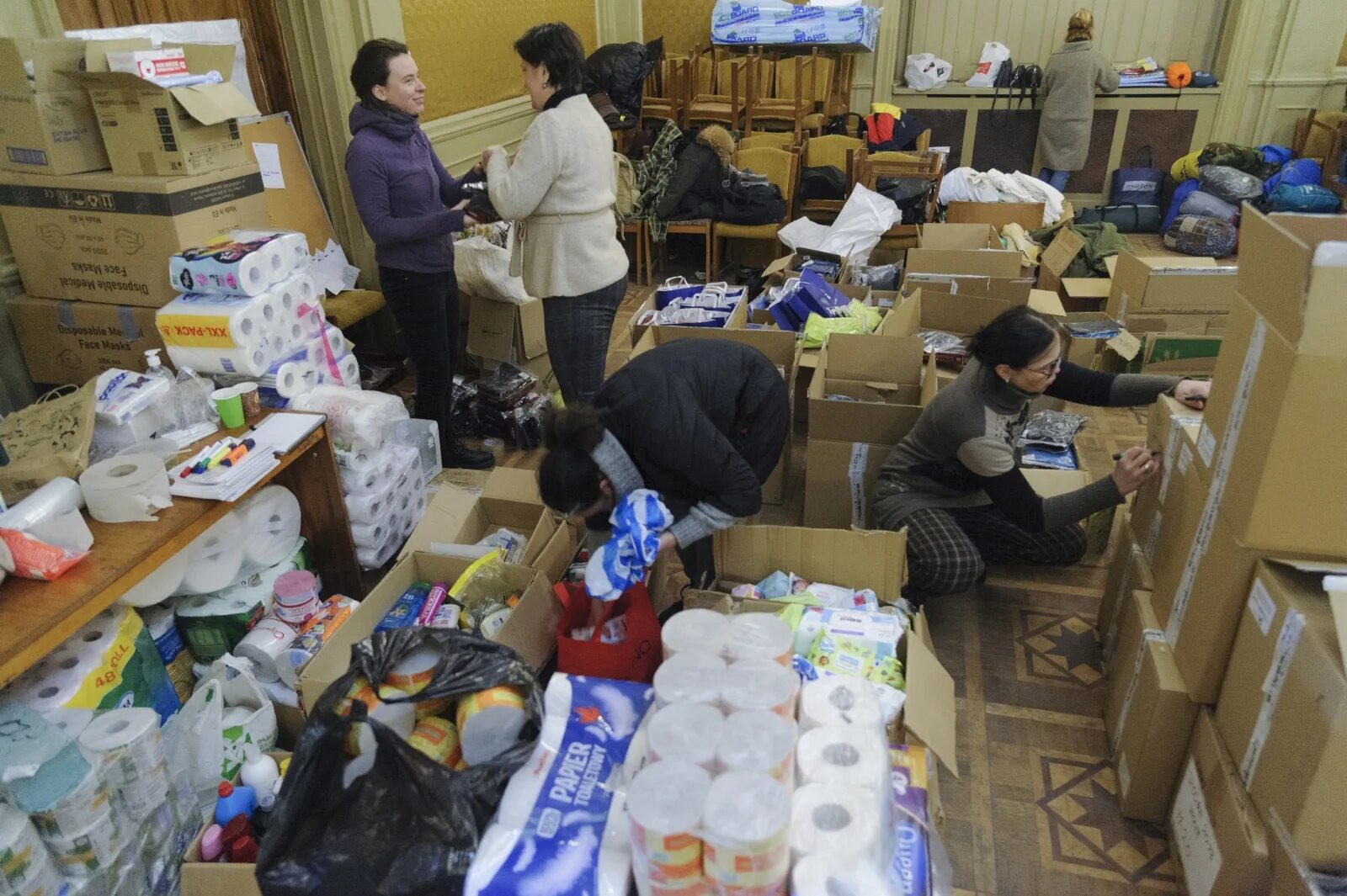 Гуманитарка в центре Херсона. Гуманитарная помощь украинцам. Солдаты России гуманитарка. Гумпомощь для военнослужащих. Гуманитарная помощь россией украине