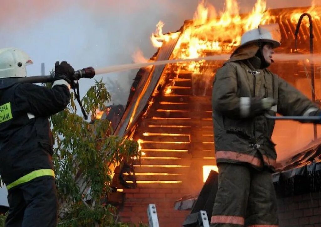 Пожар бабяково воронеж 2020. Пожар на заводе. Пожарные тушат горящий дом. Пожар в реми сегодня. Пожар в реми сегодня.