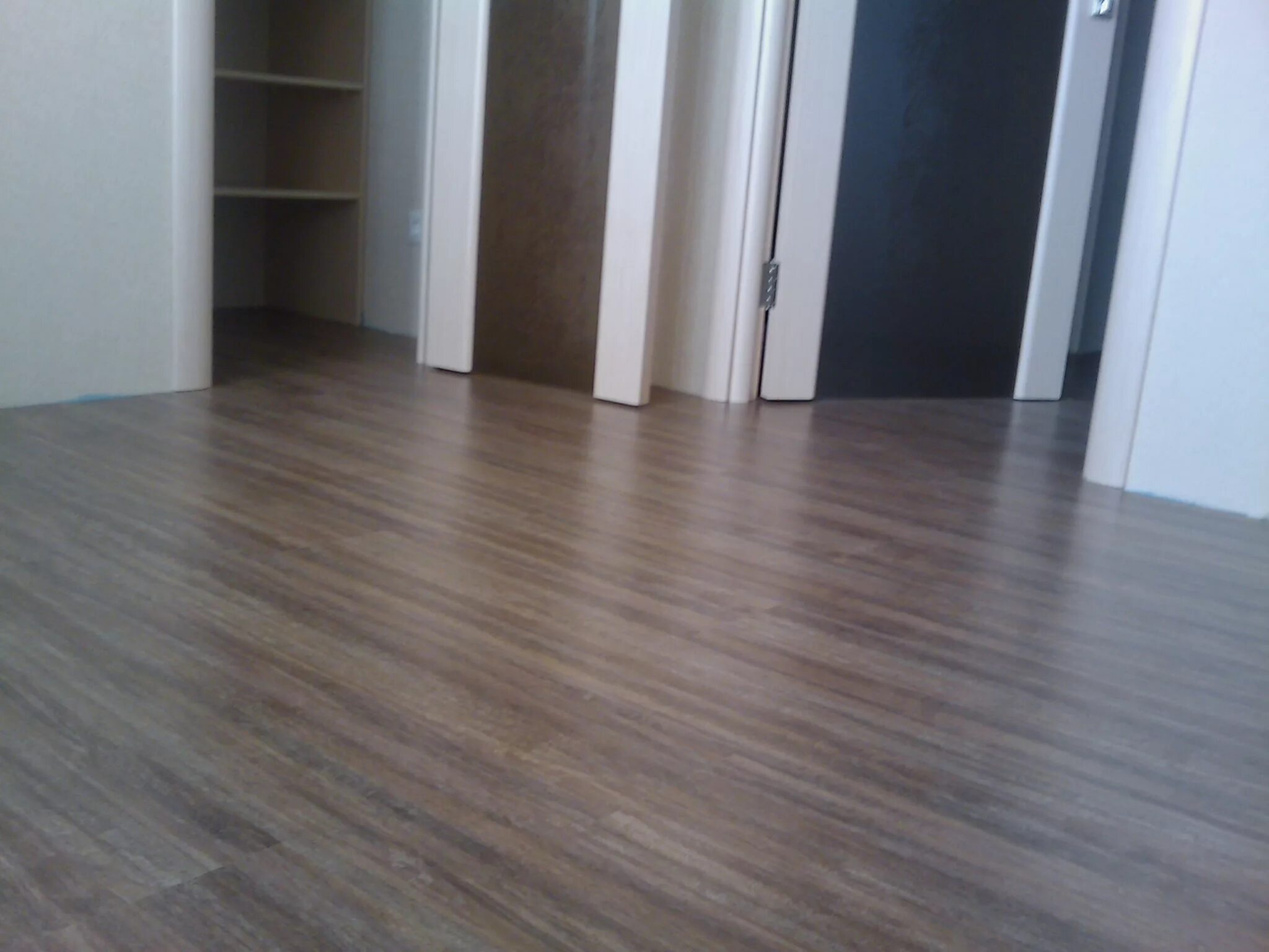 Ламинат сплошной без порогов. Укладка ламината. Полы без порогов. Стыковка плитки и ламината. Плитка и ламинат без порожка.