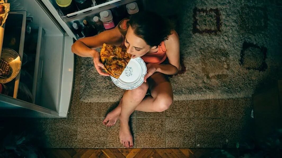 Что меня есть ночью. Обжорство на ночь. человек ест ночью. поздний ужин. девушка ест ночью.