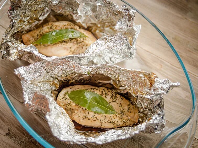 Куриная грудка запеченная в фольге. Грудка запеченная в фольге. Курица запеченная с апельсинами в духовке. Запекание грудки в фольге. Грудка куриная запеченная в духовке в фольге.