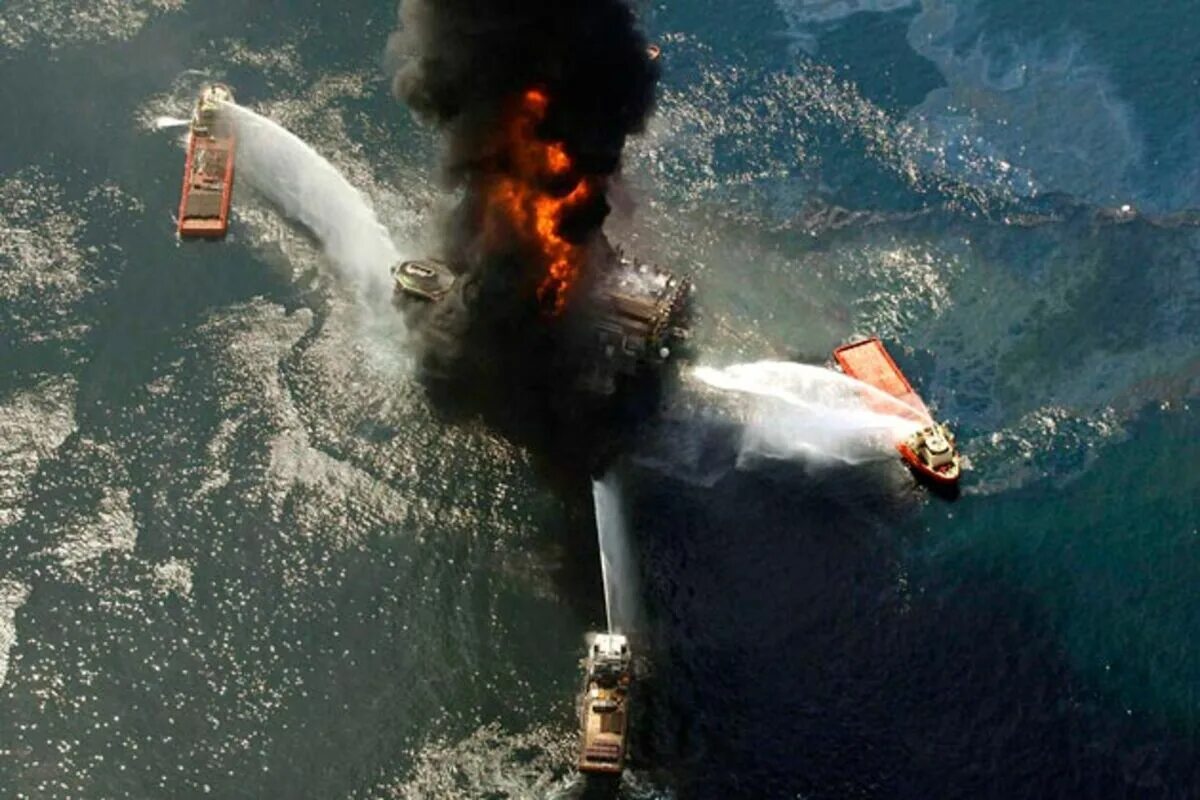 Катастрофа в мексиканском заливе 2010. Глубоководный Горизонт катастрофа 2010. Взрыв нефтяной платформы Deepwater Horizon в мексиканском заливе. Взрыв нефтяной платформы Deepwater Horizon - 20 апреля 2010 года.