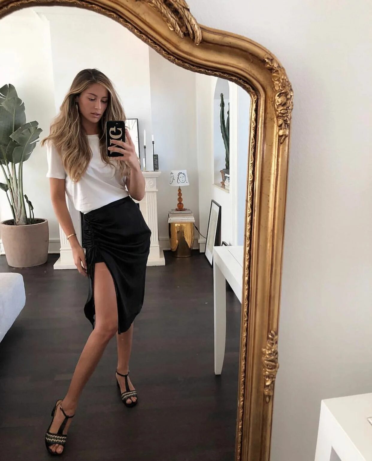 Mirror одежда. Одежда с зеркалами. платье женское у зеркала. реклама одежды в зеркале.