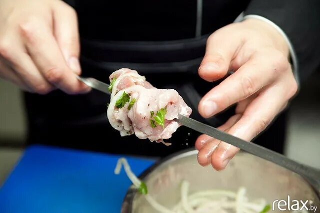 Фарш для люля-кебаб. Насадили на шампур. Варианты насаживания мяса. Шашлык насаживают на шампура. Фарш для люля-кебаб.