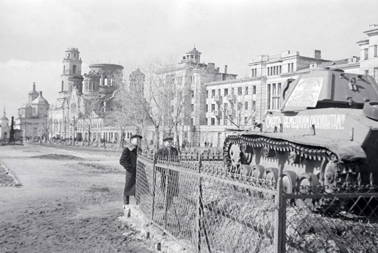 Разрушенный орел. Сквер танкистов Орел 1943. Сквер танкистов Орел после войны. Город Орел 1941-1943 годы освобождение. Освобождение города Орел август 1943.