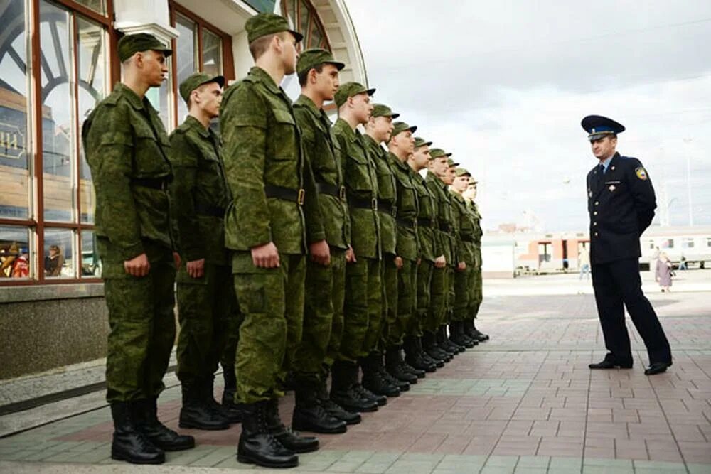 Парад призывников перед строем белых халатов 11