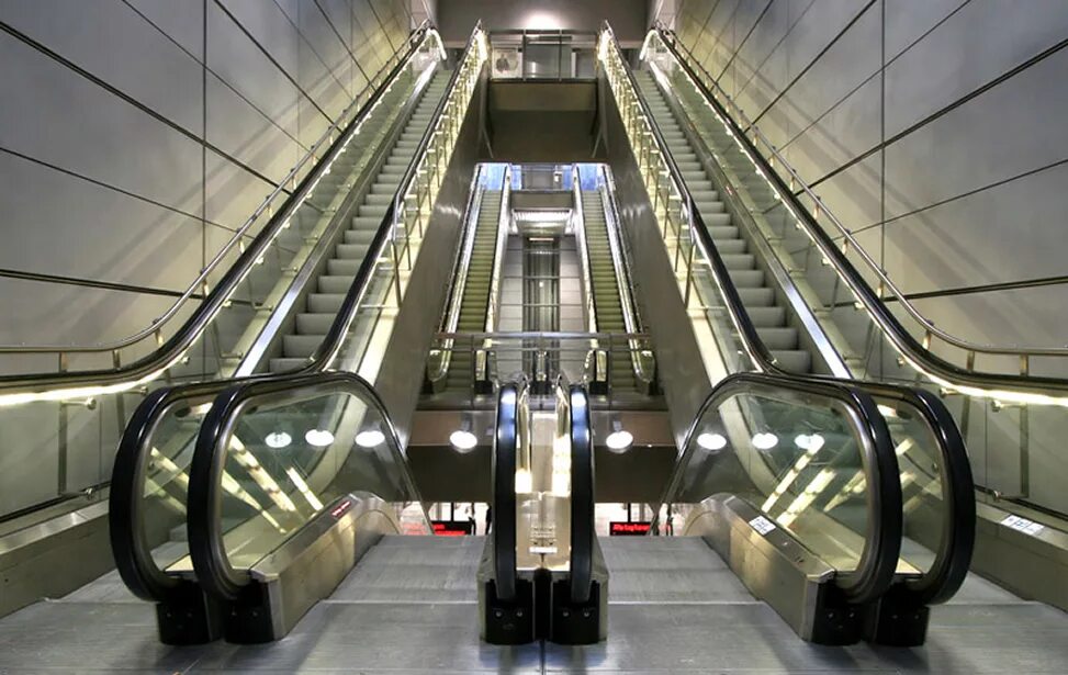 Vinpearl эскалатор. Люди на эскалаторе в метро. Эскалатор быстро идет. Эскалатор. Эскалатор быстро идет.
