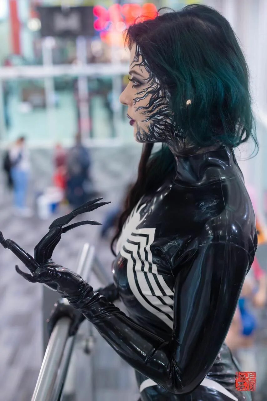Arielash venom cosplay. Костюм гвен паук. Костюм компрессионный женский веном. Костюм венома. Костюм венома девушка.