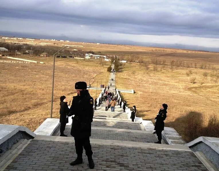 геройское сакский. мемориал в геройском сакского района. крым геройское мемориал. мемориальный комплекс с геройское саки. крым геройское мемориал.