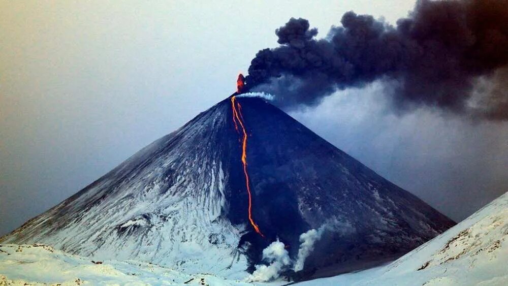 Самый высокий действующий вулкан. Вулкан Ключевская сопка. Евразия вулкан Ключевская сопка. Ключевская сопка – самый высокий действующий вулкан. Действующий вулкан Ключевская сопка.