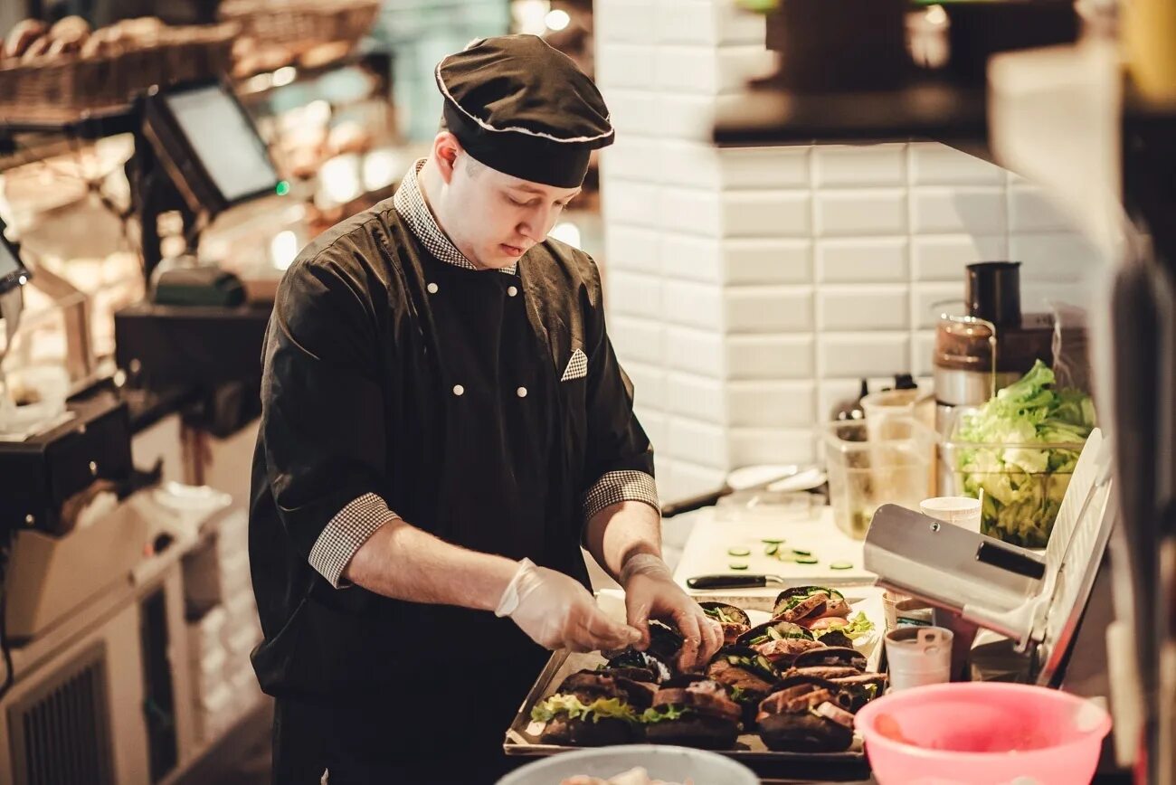 Работа в москве поваром холодного цеха. Помощник повара в столовой. Повар в холодный цех. Требуется повар горячего цеха. Работа в москве поваром холодного цеха.