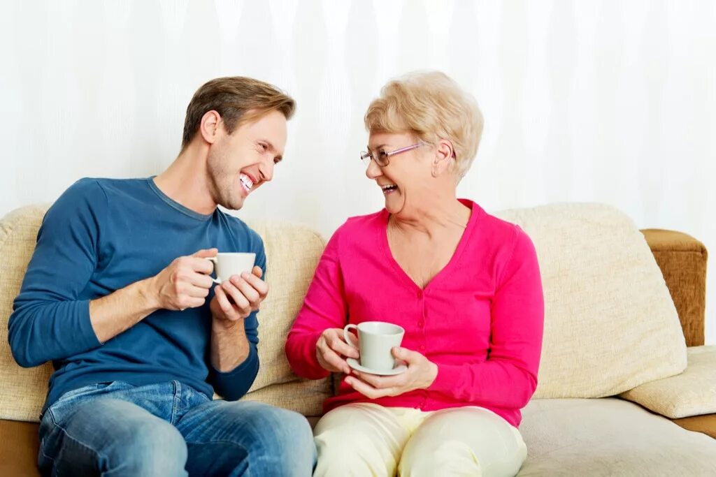 Mature mom and son. Мужчина с матерью. Взрослый мужчина с мамой. Парень с мамой.