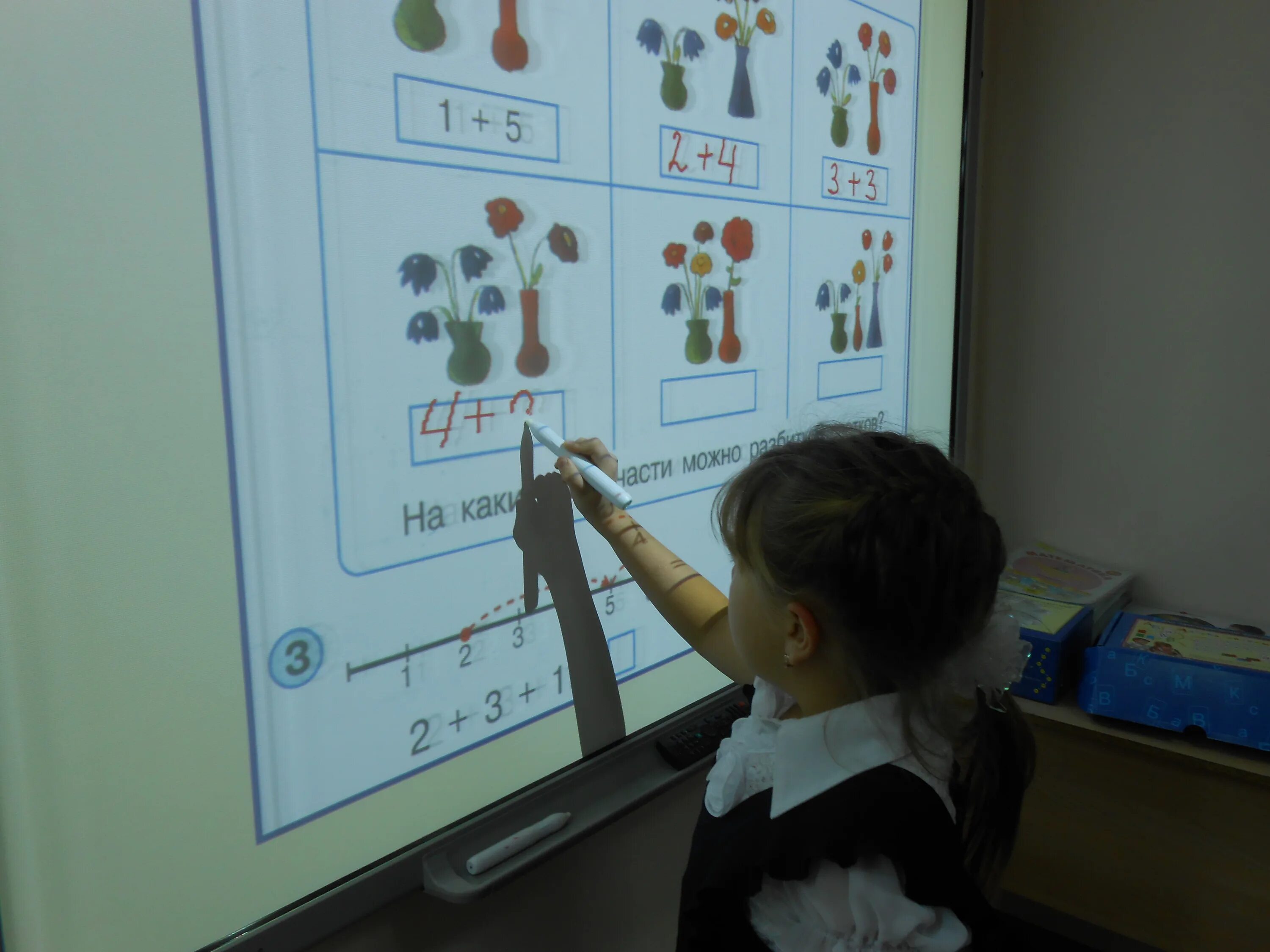 Уроки математики в классах овз. Интерактивная доска для школы. Интерактивная доска для дошкольников. Интерактивная доска на уроке. Интерактивная доска для детей с ОВЗ.