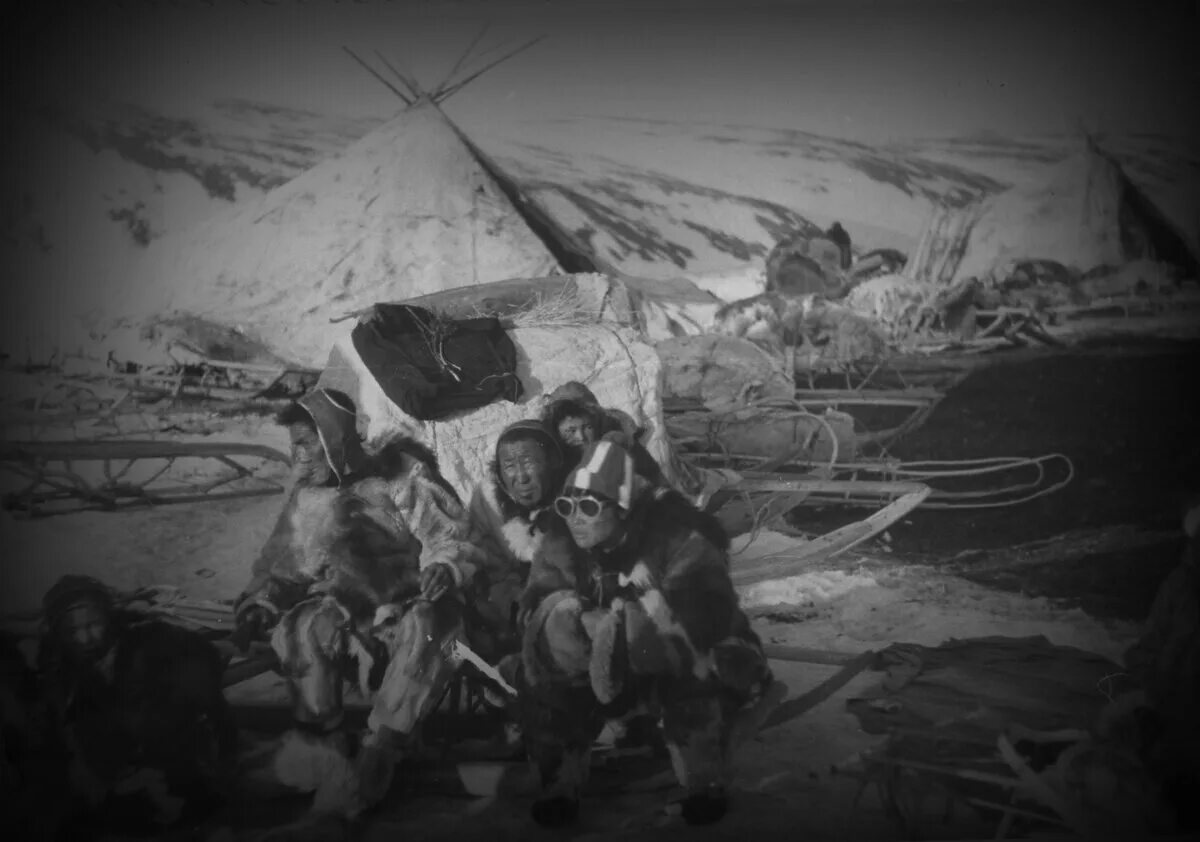 Шест чукчи 5. Яранга чукотка. Чум ханты и манси. Чум олени ненцы ямал. Народы севера ненцы.