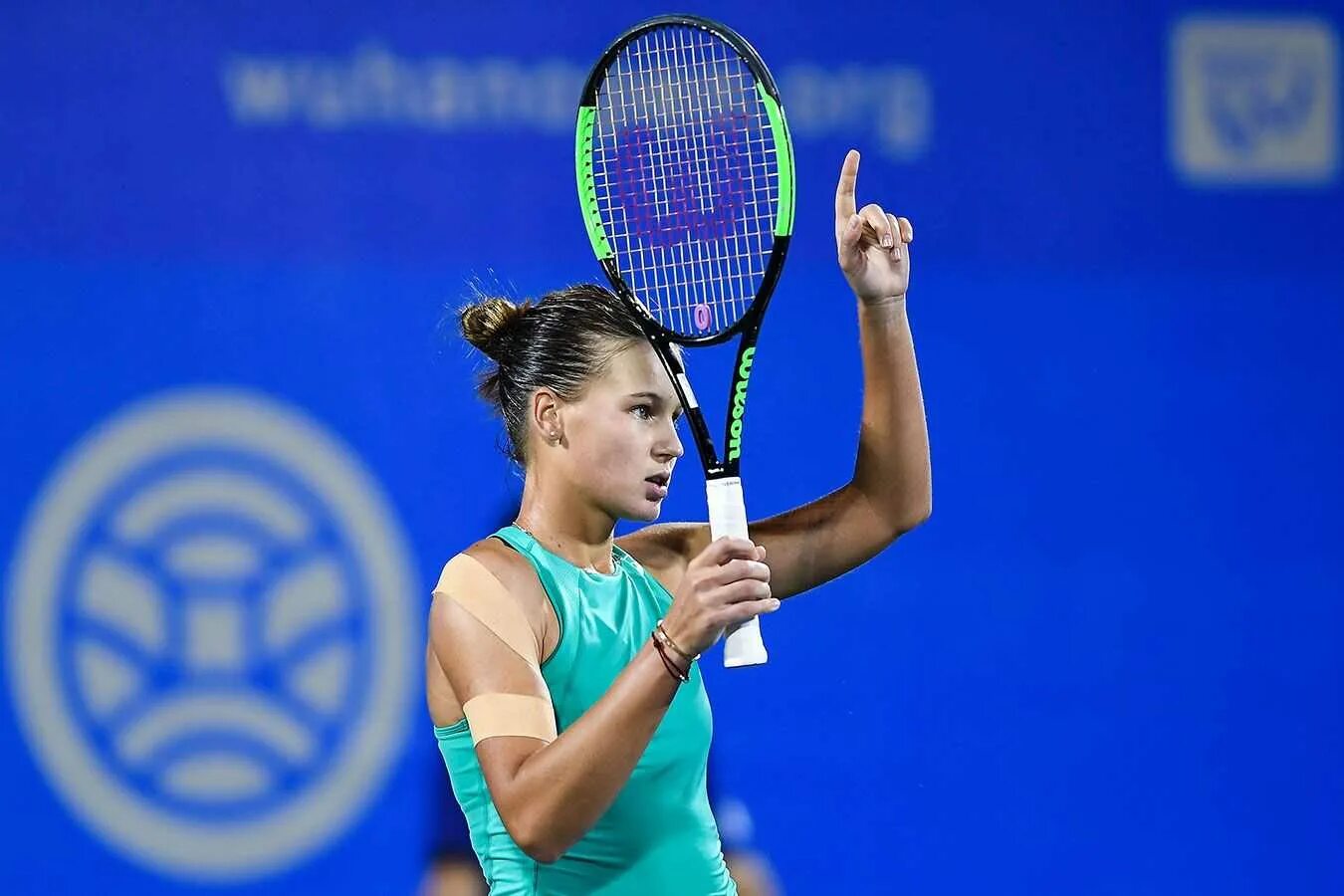 Девушка в арке катар. Доха 2024 сетка женщины. Доха 2024 сетка женщины. Доха 2024 сетка женщины. Старт с тумбочки.