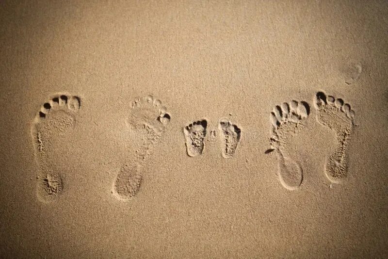 Следы в виде воды. Следы на песке. Отпечаток ноги. Отпечаток стопы на песке. Следы ребенка на песке.