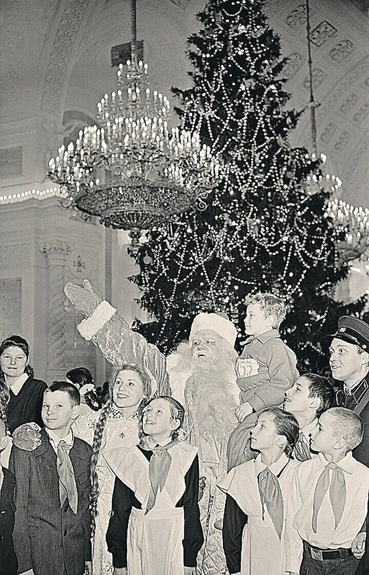 Кремлевская елка 1960е год. Первая Кремлевская елка 1936. Елка в Кремле 1935. Новогодняя елка в Кремле 1954г. Советскую елочку