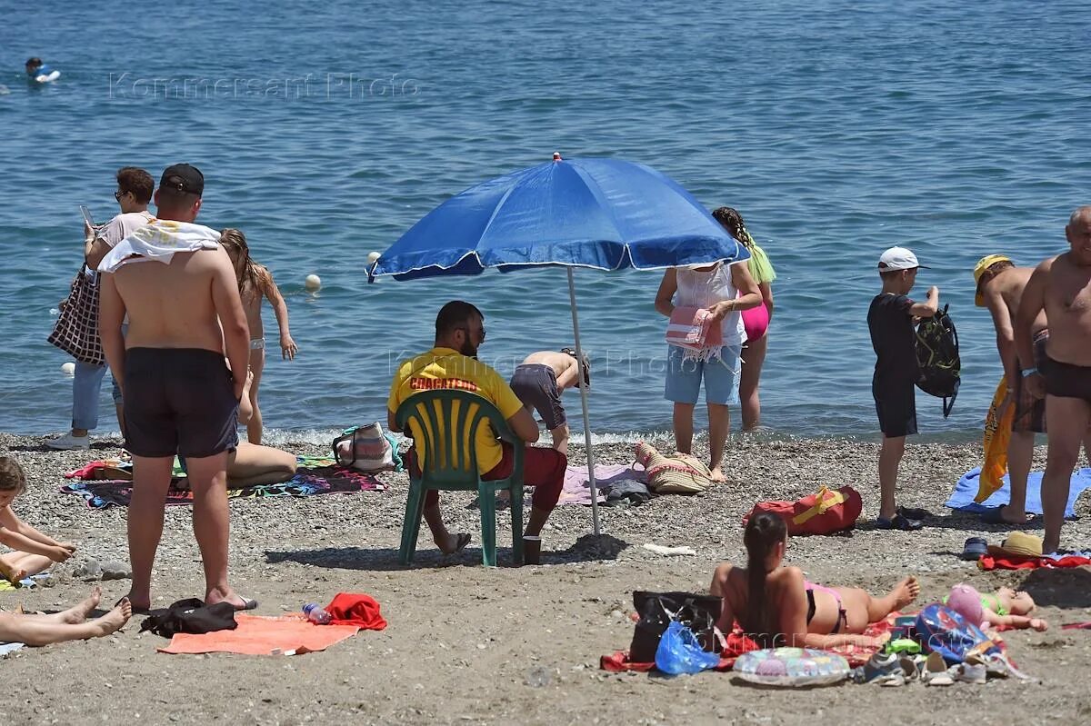 Стоит ли отдыхать в крыму. Жители Крыма на пляже. Ничто не может помешать отдыху в Крыму картинки. Покажи какие летом отдыхающие привезут деньги в Крым. Черное море цена на отдых.
