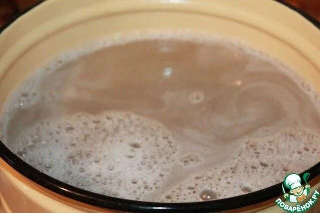 Как сделать домашний квас из муки. Белый квас из ржаной муки. квас на закваске из ржаной муки. квас из ржаной муки в домашних. деревенский квас из ржаной муки.